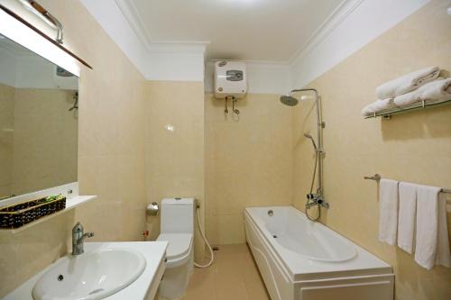 y baño con lavabo, aseo y espejo. en Đại An Hotel N, en Ninh Binh