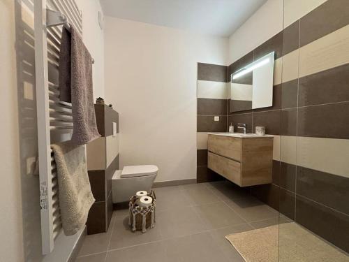 une salle de bain avec toilettes et lavabo dans l'établissement Charmant appartement T2 neuf, à Porto-Vecchio