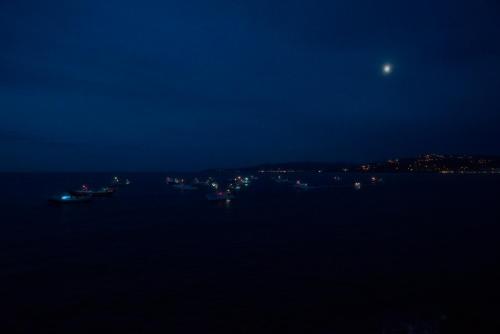 a view of the water at night at Céntrico apartamento y parking a 200m de la playa in Palamós
