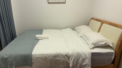 a bed with two pillows on it in a room at Seaview 2B1R 5pax Condo Forest City 1G-1608 in Gelang Patah