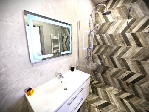 uma casa de banho com um lavatório e um espelho em Sonio Boutique Hotel em Mamaia