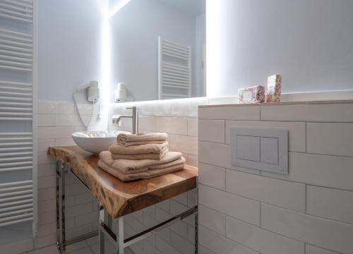 baño con lavabo y encimera con toallas en REFUGIUM Theresienstraße 19 - Chambre Monet, en Rhodt unter Rietburg