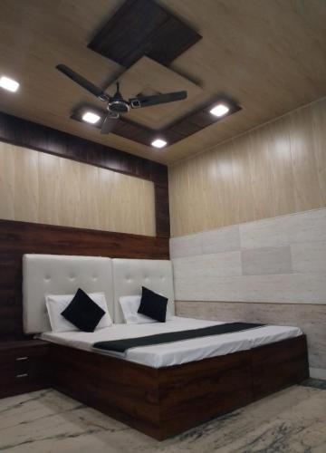 1 dormitorio con 1 cama grande y ventilador de techo en Hotel Agarwal palace, en Agra