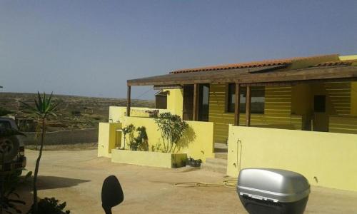 een geel huis met een hek ervoor bij Mission Relax 1 in Lampedusa