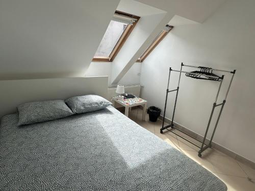 een slaapkamer met een groot bed op zolder bij Apartamenty Gołębia-Budget in Poznań