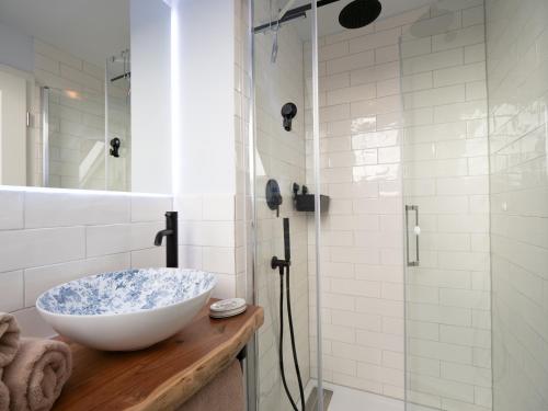 a bathroom with a bowl sink and a shower at REFUGIUM Theresienstraße 19 - Chambre Slevogt in Rhodt unter Rietburg