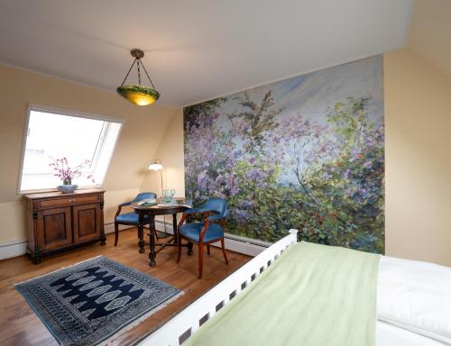 a bedroom with a painting on the wall at REFUGIUM Theresienstraße 19 - Chambre Slevogt in Rhodt unter Rietburg