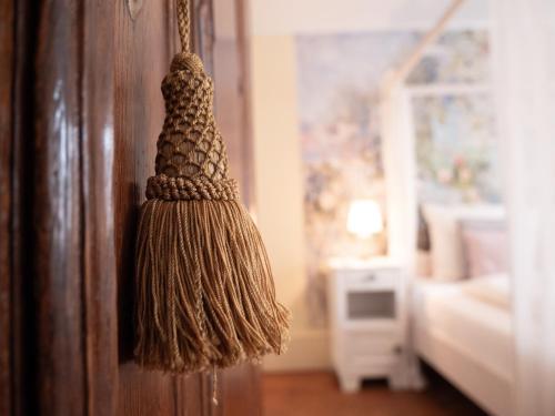 a tassel hanging from a door in a room at REFUGIUM Theresienstraße 19 - Chambre Morisot in Rhodt unter Rietburg