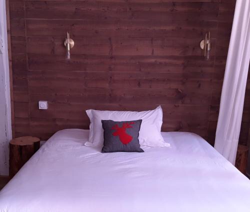 a white bed with a wooden headboard and a pillow at Le RELAIS DE LEZAT in Lézat-sur-Lèze