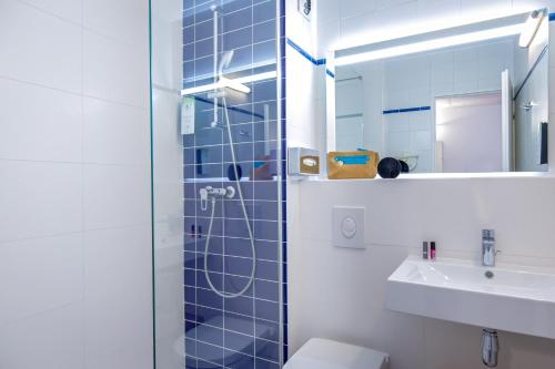 ジェムノにあるKYRIAD MARSEILLE EST - Aubagne Gémenosのバスルーム(シャワー、トイレ、シンク付)