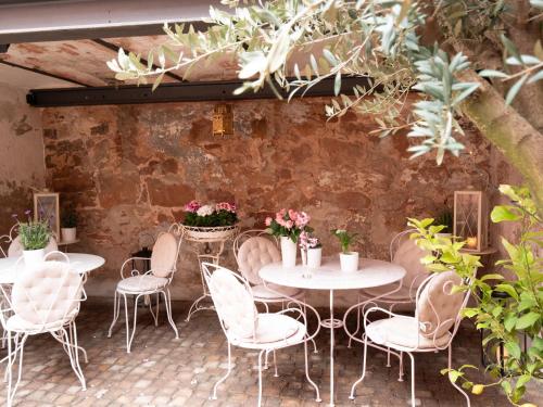 a patio with tables and chairs and plants at REFUGIUM Theresienstraße 19 - Chambre Monet in Rhodt unter Rietburg