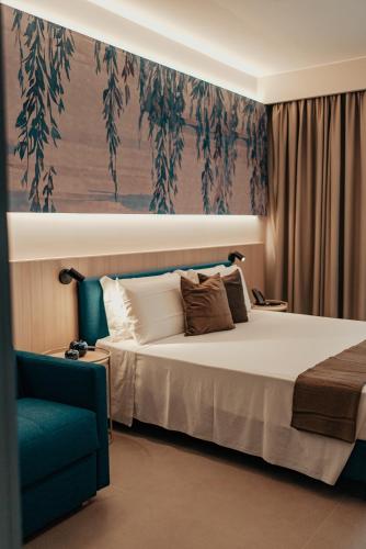 Una cama o camas en una habitación de Lumia Hotel