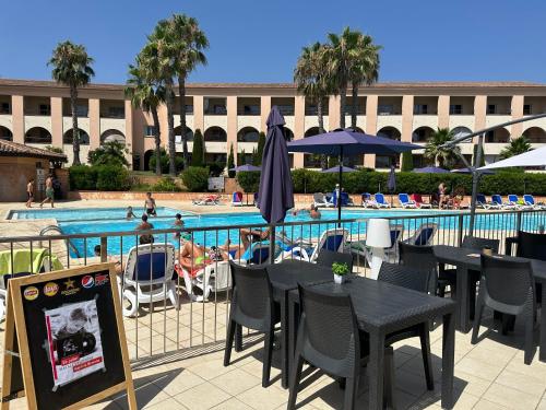 un complexe avec un billard, des tables et des chaises dans l'établissement Appartement T4 Marine de Bravone, à Linguizzetta