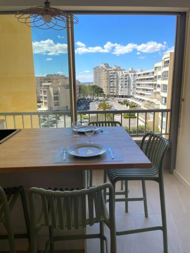 une table et des chaises sur un balcon avec vue dans l'établissement Carnon - Magnifique T2 - Plage à 2 min à pied, à Mauguio