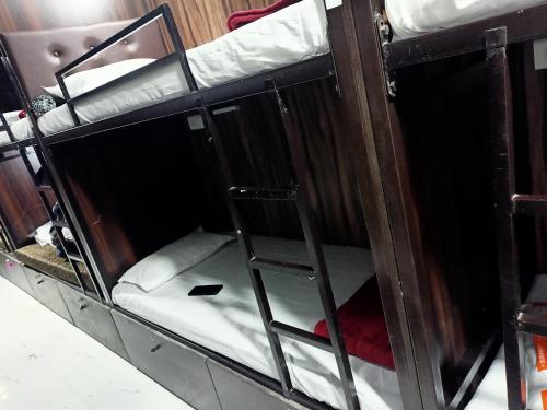 - un lit superposé ouvert avec une échelle dans l'établissement Golden View Dormitory, à Mumbai
