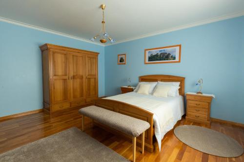 sypialnia z łóżkiem z niebieskimi ścianami w obiekcie Refúgio de Alburitel w mieście Alburitel