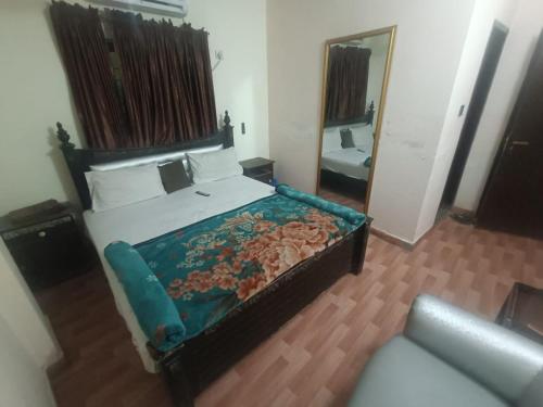 En eller flere senger på et rom på Hotel Lahore City