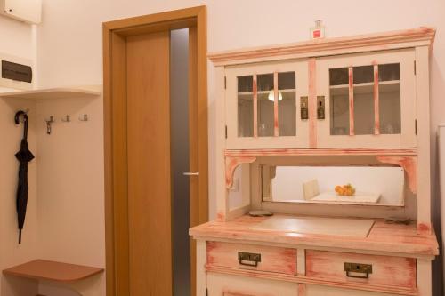 een kast bovenop een dressoir in een kamer bij Seek and Hide - Ilse's Hideaway in Braşov