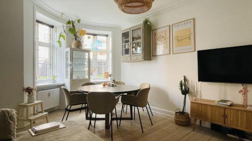 een eetkamer met een tafel en stoelen en een tv bij ApartmentInCopenhagen Apartment 1614 in Kopenhagen