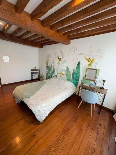 - une chambre avec un lit et une table avec un bureau dans l'établissement L' Appart cocoon, à Joinville