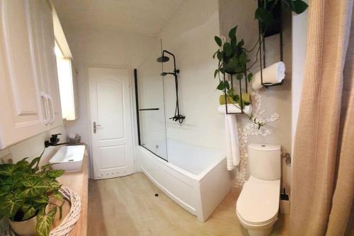 A bathroom at Zielony apartament.
