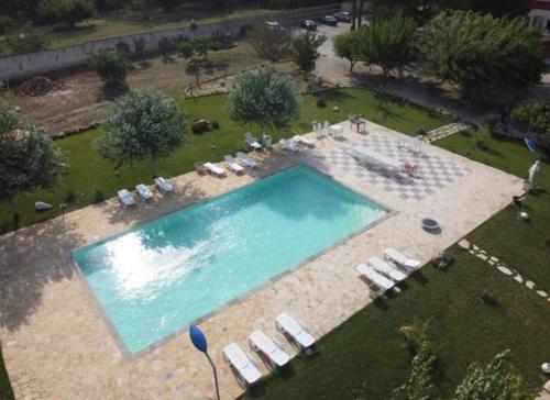 una vista aérea de una piscina con sillas y un patio en Villa Asia, en Latiano