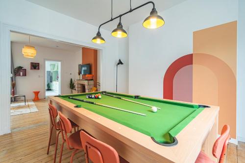 sala de estar con mesa de billar y sillas en Le Seventies - Exceptionnel 4 chambres & billard, en Reims