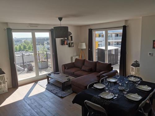un salon avec un canapé et une table dans l'établissement Appartement près de Versailles - magnifique vue, à Fontenay-le-Fleury