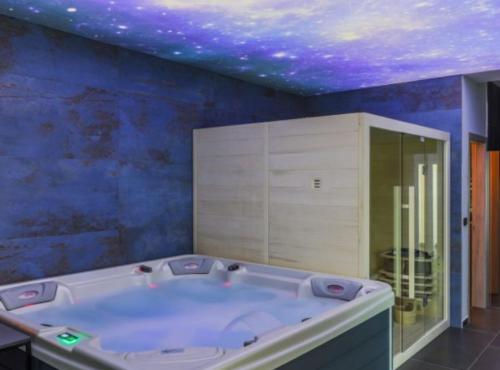 een bad in een kamer met een paars plafond bij Holiday Home Josipović 