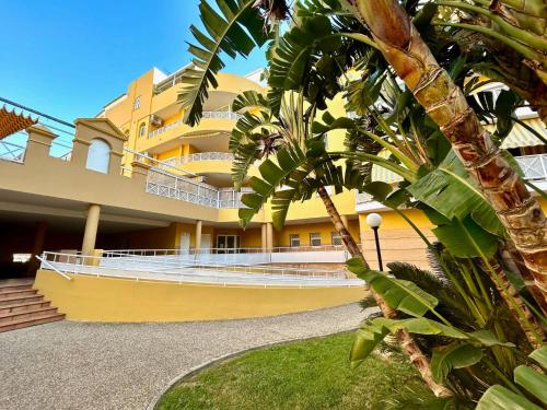 a yellow building with a boat in front of it at GATU LUCIA 3dormit 2 baños terraza aire acc in El Puerto de Santa María