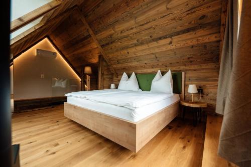 Postel nebo postele na pokoji v ubytování Chalet "Troadkostn" mit finnischer Panoramasauna & Edelstahl Hot Tub