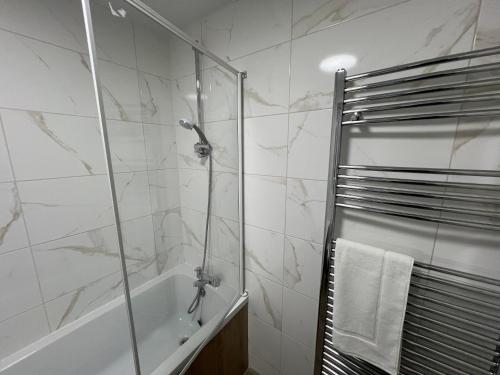 a bathroom with a shower and a bath tub at Majestic 2 bedroom House Milton Keynes in Milton Keynes