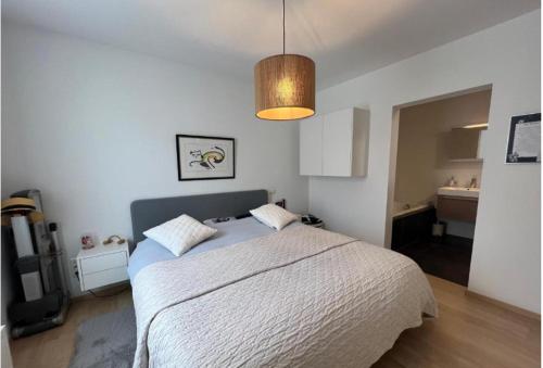 1 dormitorio con 1 cama grande en una habitación en Business Accommodation 'Natural Living' Nomad, en Geel