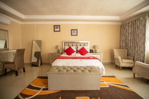 Giường trong phòng chung tại Marshal Resort and Spa Malavuwe
