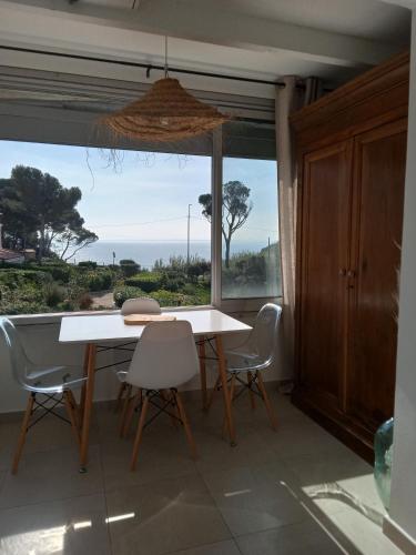 une salle à manger avec une table et des chaises et une fenêtre dans l'établissement Horizon d'Azur, à Fréjus