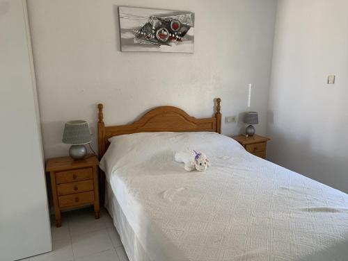een knuffeldier op een bed bij Las Carolinas residence in San Miguel de Salinas