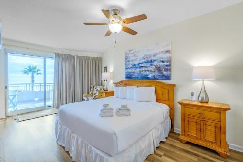 - une chambre avec un lit et un ventilateur de plafond dans l'établissement Legacy II 305, à Gulfport