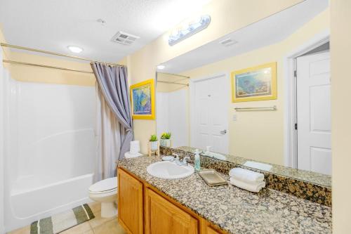 een badkamer met een wastafel en een toilet bij Legacy I 907 in Gulfport