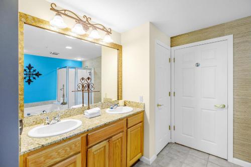 baño con 2 lavabos y espejo grande en Legacy I 805, en Gulfport