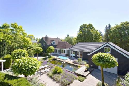 an aerial view of a house with a swimming pool at Spot Elst vakantiehuis in Elst