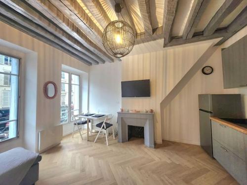une cuisine et une salle à manger avec une table et une salle à manger dans l'établissement Appartement - Versailles centre, à Versailles