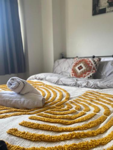Una cama con un montón de toallas. en Charming 1-Bed Apartment in London, en Londres