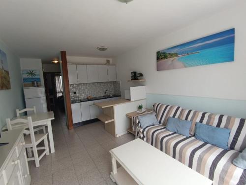ein Wohnzimmer mit Couch und Küche in der Unterkunft Apartamento SUNNY Complex Amaya Fuerteventura in Costa de Antigua