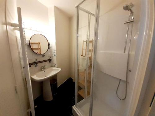 une salle de bain avec une douche en verre et un lavabo dans l'établissement Le cottage, 2 à 8 personnes, 14kms de Blois, à Monthou-sur-Bièvre