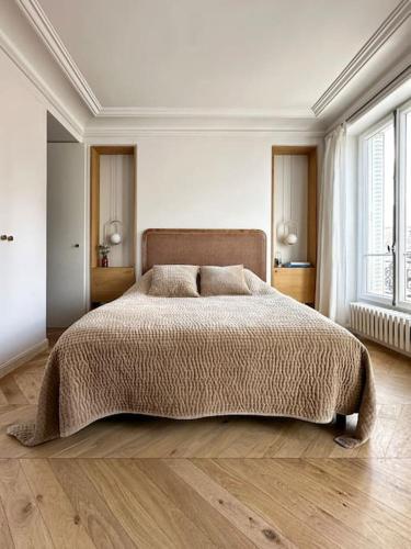une chambre blanche avec un grand lit dedans dans l'établissement Luxury apartment - Marais / République, à Paris