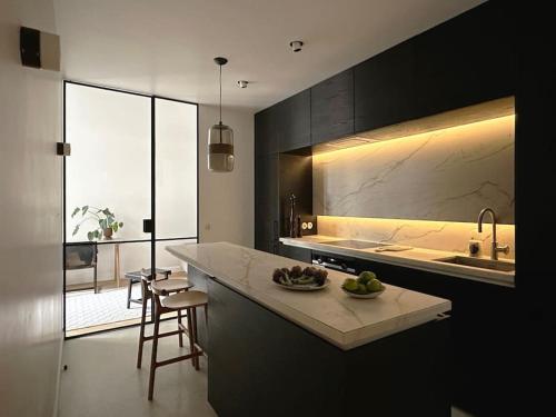 une cuisine avec un comptoir, un évier et un plan de travail dans l'établissement Luxury apartment - Marais / République, à Paris