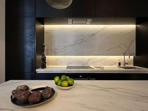 une cuisine avec un bol de fruits sur un comptoir dans l'établissement Luxury apartment - Marais / République, à Paris