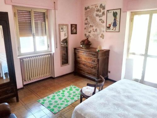 een slaapkamer met een bed, een dressoir en een raam bij 4 bedrooms apartement with furnished terrace and wifi at Castel di Ieri in Castel di Ieri