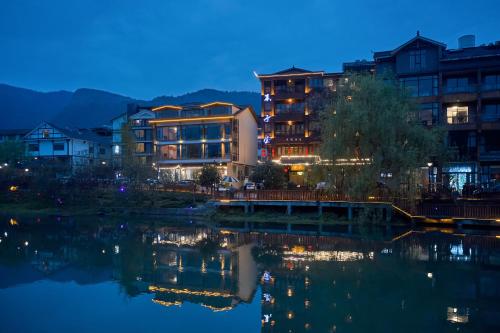 張家界市にあるLee's Boutique Resortの水域に隣接する建物群