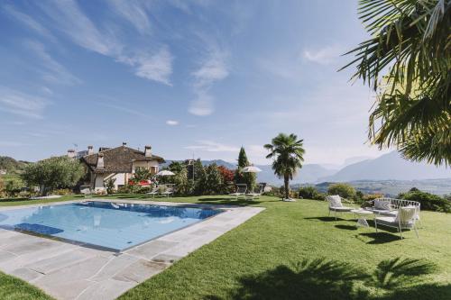 una piscina en el patio de una casa en Weinberghof, en Appiano sulla Strada del Vino